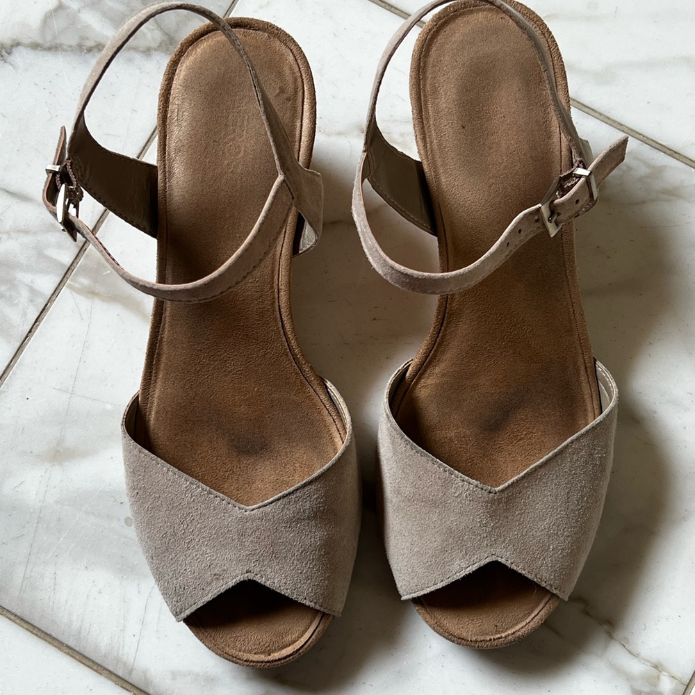 Aerosols Suede Beige Wedge